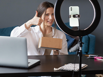 Blog DevRocket - O que postar no Instagram no Dia do Cliente no E-commerce: ideias para engajar e vender mais